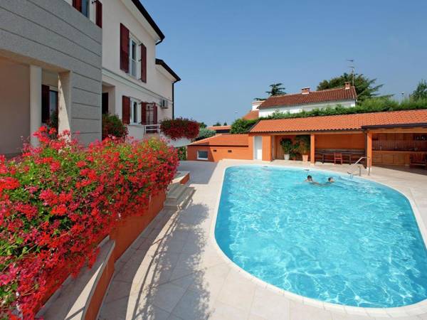 Apartment with shared pool terrace A/C and wifi 800 m from the beach