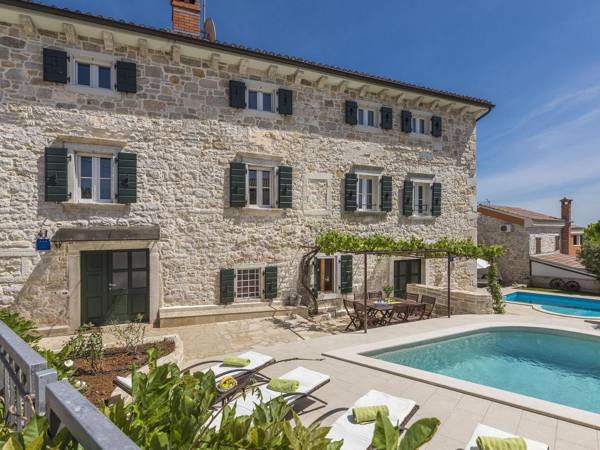 Stone house with private pool for 10 people near Porec