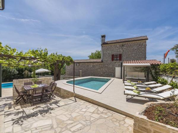 Stone house with private pool for 10 people near Porec