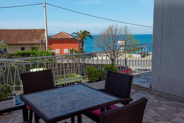 Apts&rooms Robi-50m from beach