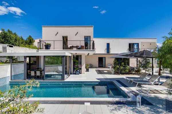 Luxury VILLA CECILIA with 4 en-suite bedrooms located 250m from the beach in Podstrana max 8 people