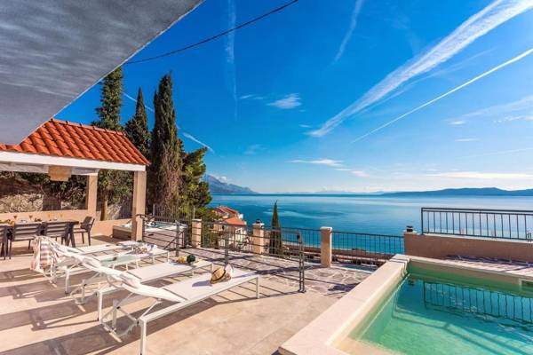 Villa Perla Blu with 4 bedrooms heated pool jacuzzi 50m from beach