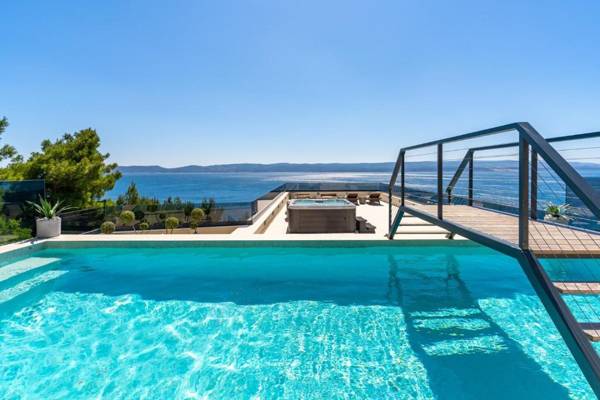 Seaview Villa BLUE LAGOON with private pool jacuzzi media room 6 bedrooms beach 70m