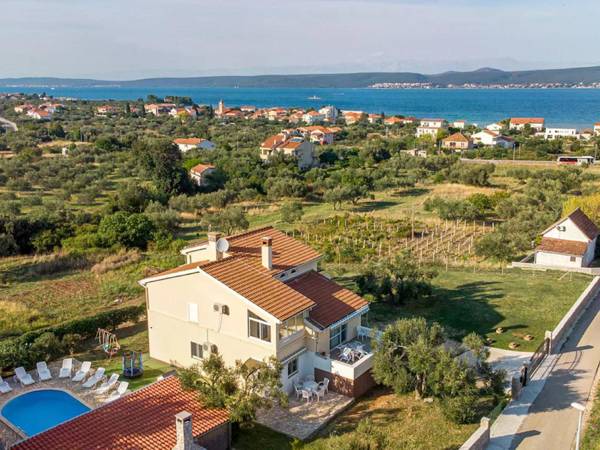 Large home with pool and outdoor kitchen300 m distant from the sandy beach !