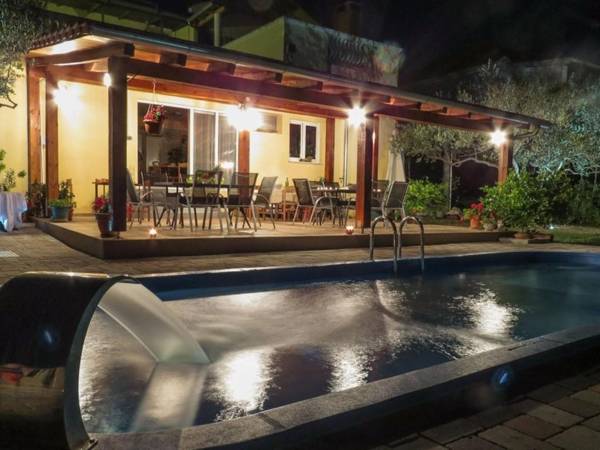 Alluring Holiday Home in Pako tane with Swimming Pool