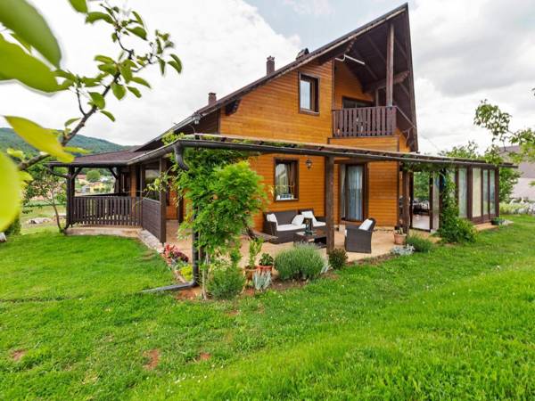 Picturesque Holiday Home in Sumartin near the Sea