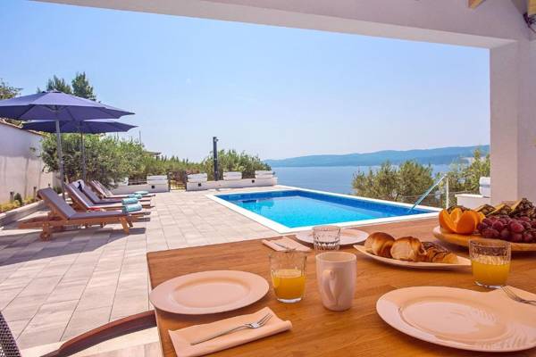 Villa Dream with private pool 2 bedrooms with en-suite bathrooms sea view
