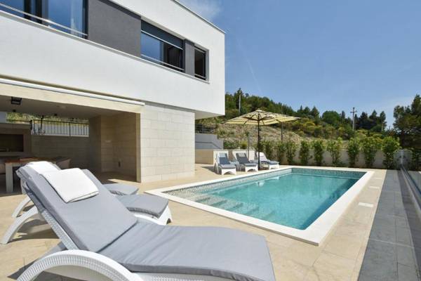 Luxury seafront Villa IVAN with heated pool only 100m from beach