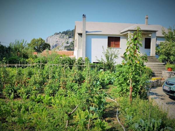 Country side getaway close to the river and the sea