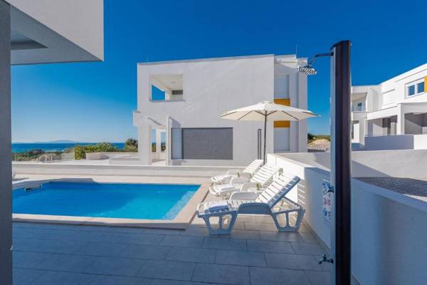 Dario 2. modern & luxury apartment with a pool