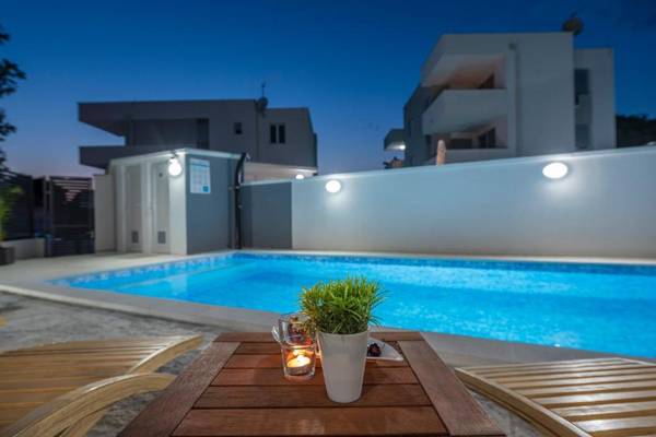 Villa Star 3 a centrally located ap. with a pool