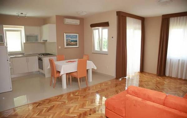 Apartments with balconies and sea view or garden view in Novalja - AE1116