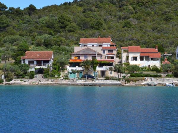 Spacious Sea-Front Apartment in Molat with Sea View