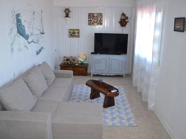 Spacious Sea-Front Apartment in Molat with Sea View
