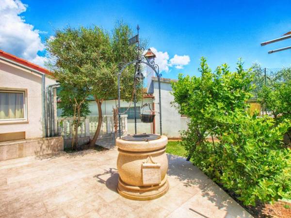 Apartments Biskupije 810