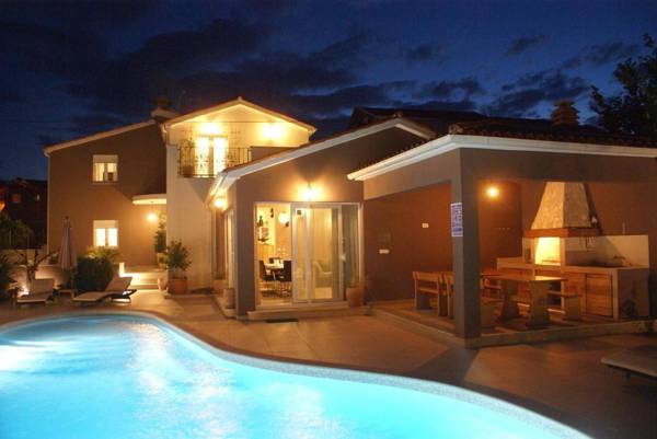 Five bedroom villa Emily with pool in Medulin