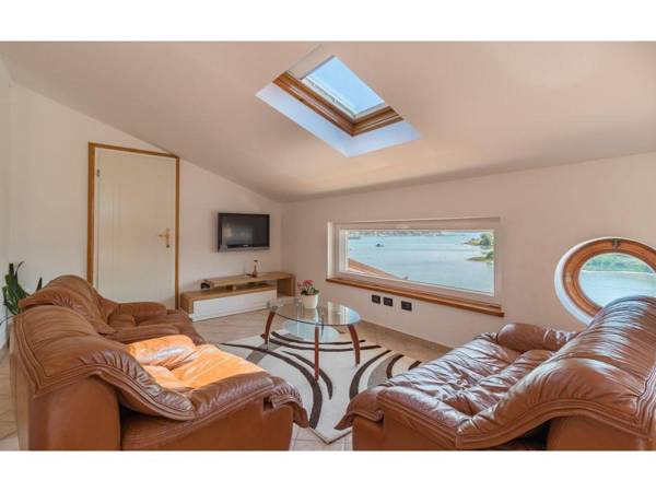 Apartment with roof terrace and shared pool in Medulin for 4 people seafront