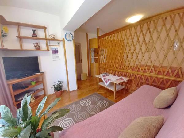 Comfortable apartment near the sea the city center and a nature park
