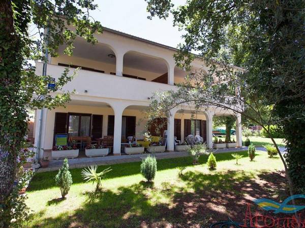 Spacious apartment with terrace and garden  grill for use !