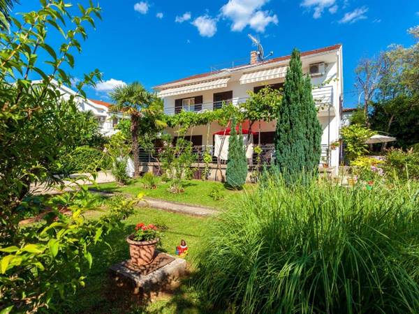 Spacious Holiday Home near the Sea