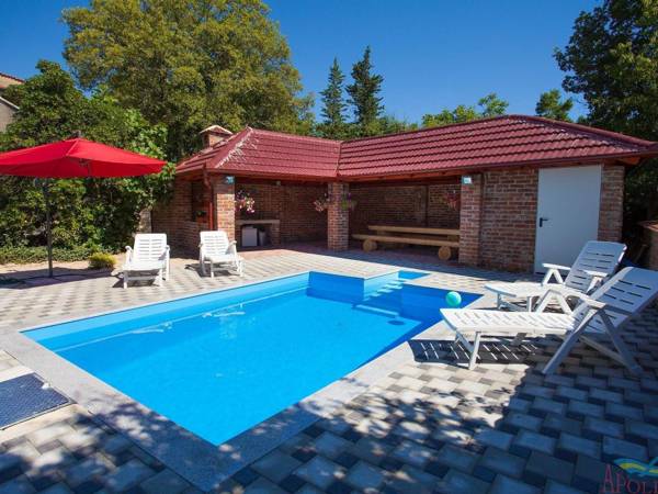 Apartment with terrace and sea view pool and outdoor kitchen for use !