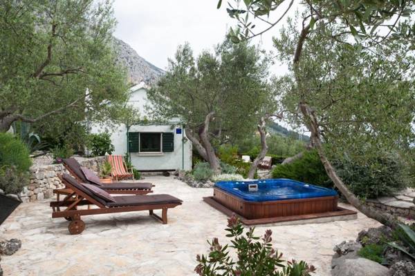 House Davor a holiday house in Makarska jacuzzi