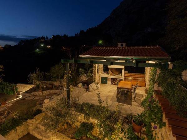 Luxurious Holiday Home in Makarska with Jacuzzi