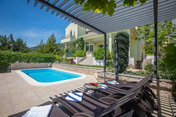 Villa Luna in Makarska private pool