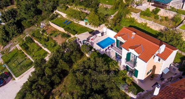 Villa Makarska Petite - A Delightful 2 Bedroom Villa Gym Sauna - Jacuzzi