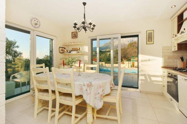 Villa Makarska Petite - A Delightful 2 Bedroom Villa Gym Sauna - Jacuzzi