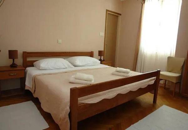 Apartments and rooms Frane - with garden