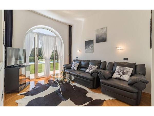 Apartment with terrace and shared pool in Medulin for 4 people seafront