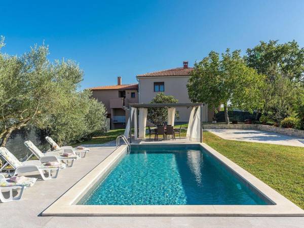 Newly renovated holiday home with pool and fenced yard for 4-6 people