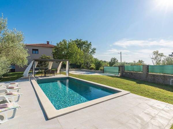 Newly renovated holiday home with pool and fenced yard for 4-6 people