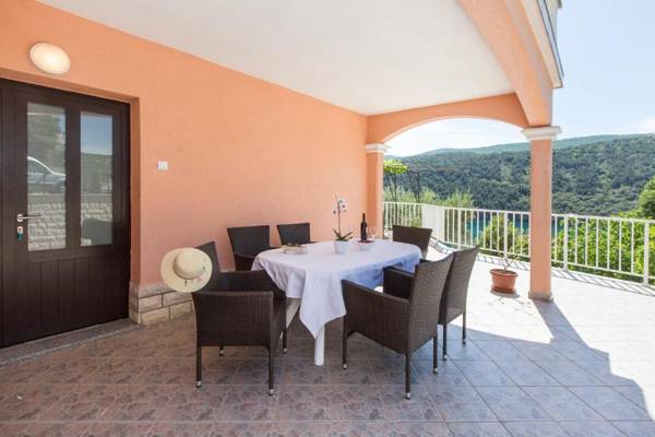 Apartments Alenka by the sea