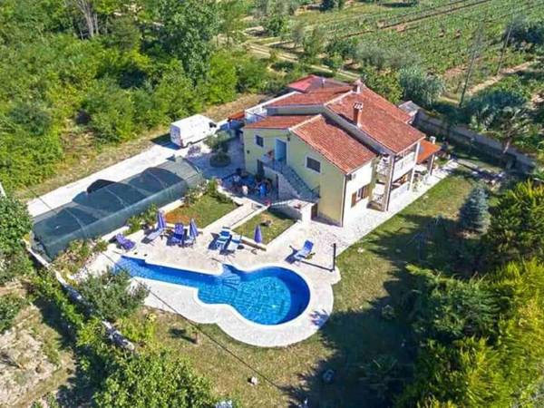Villa with private swimming pool and garden for up to 12 people