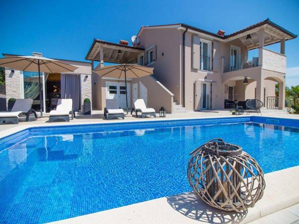 Beautiful newly built holiday house with two separate units with private pool