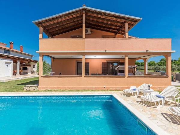 Two bedrooms ground floor apartment with private pool and garden near Pula