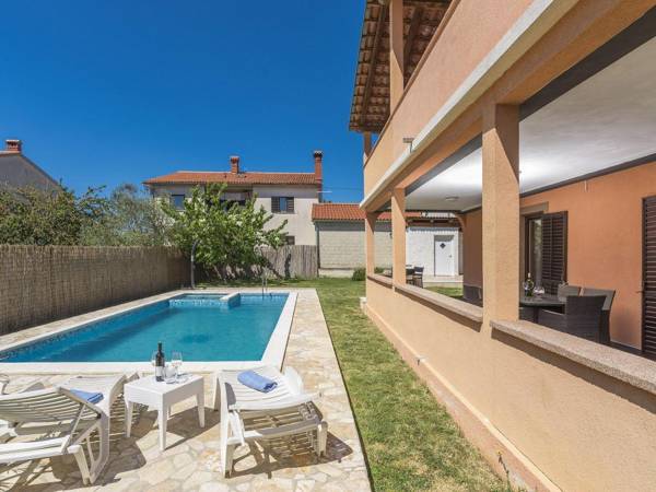 Two bedrooms ground floor apartment with private pool and garden near Pula