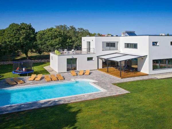 Lush Villa in Belavici with Pool High-End Kitchen