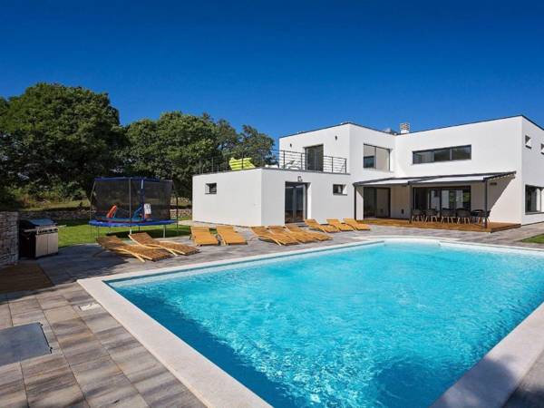 Lush Villa in Belavici with Pool  High-End Kitchen