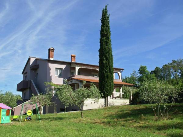 Spacious Apartment in Rakalj with Garden