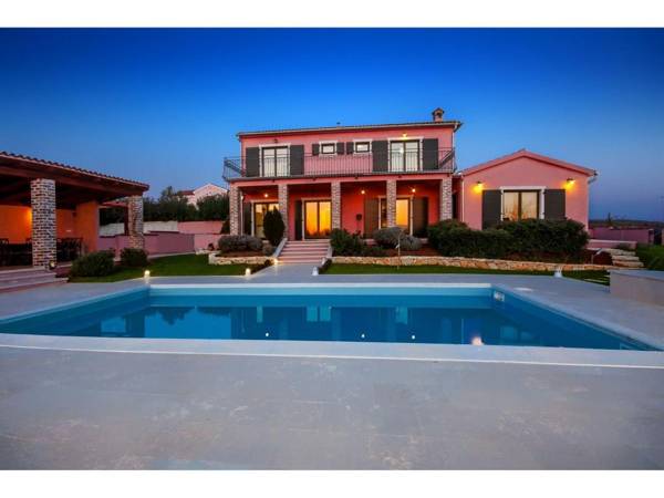 Gorgeous villa in Pinezici with private pool