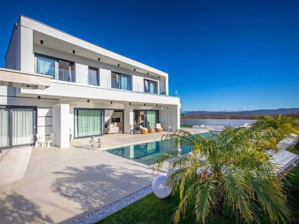Luxury villa with an indoor and outdoor pool on the island of Krk