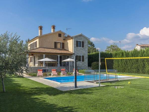 Modern villa with private pool and beautiful garden 25 km from Rovinj