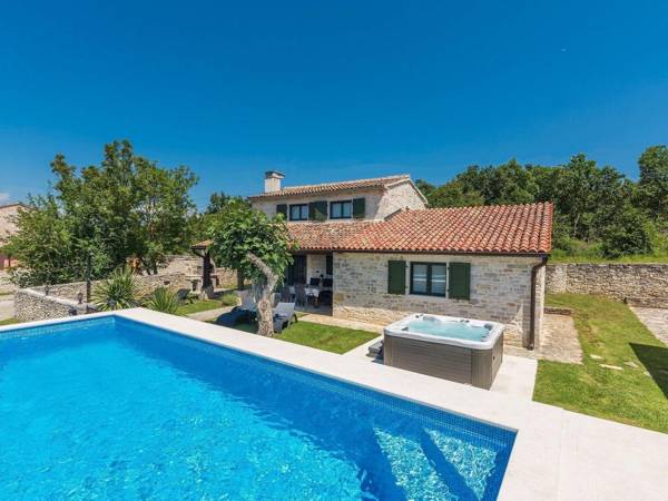 Villa for up to 6 persons with jacuzzi private garden WiFi A/C