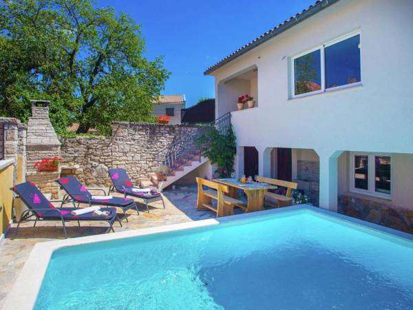 Modern and comfortable furnished holiday house with private pool and fenced yard