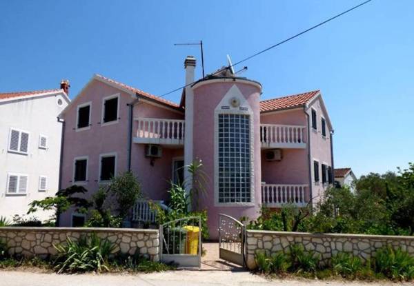 Apartments Dragan - close to sea