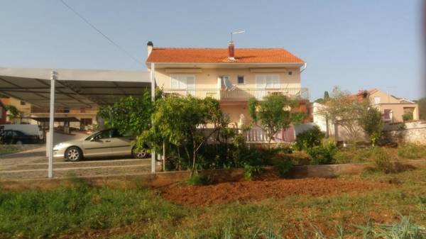 Apartments Slavica - free parking