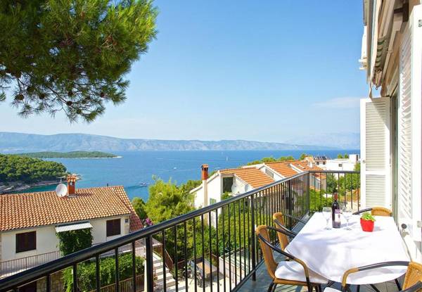 Apartments Tobo - parking and grill